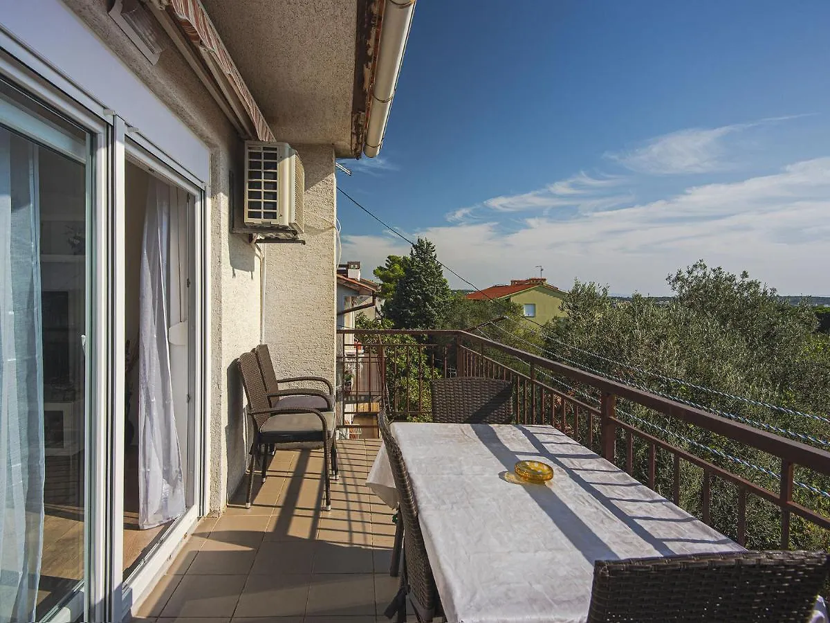 Apartment With Balcony And Sea View Pula
