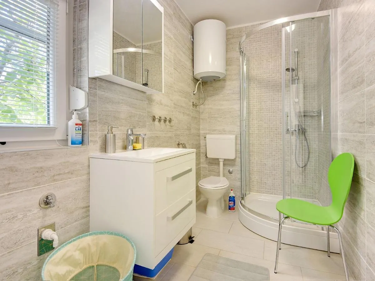 Apartment With Balcony And Sea View Pula