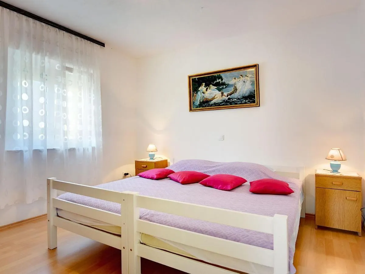 Apartment With Balcony And Sea View Pula Croatia