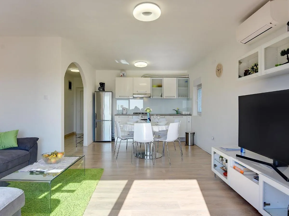 Apartment With Balcony And Sea View Pula