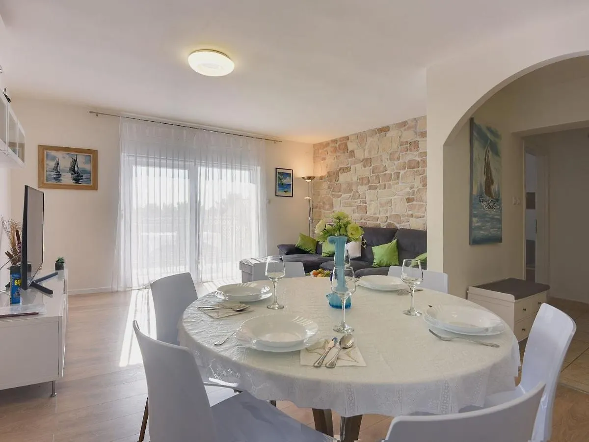 Apartment With Balcony And Sea View Pula