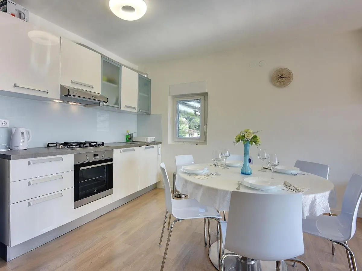 Apartment With Balcony And Sea View Pula