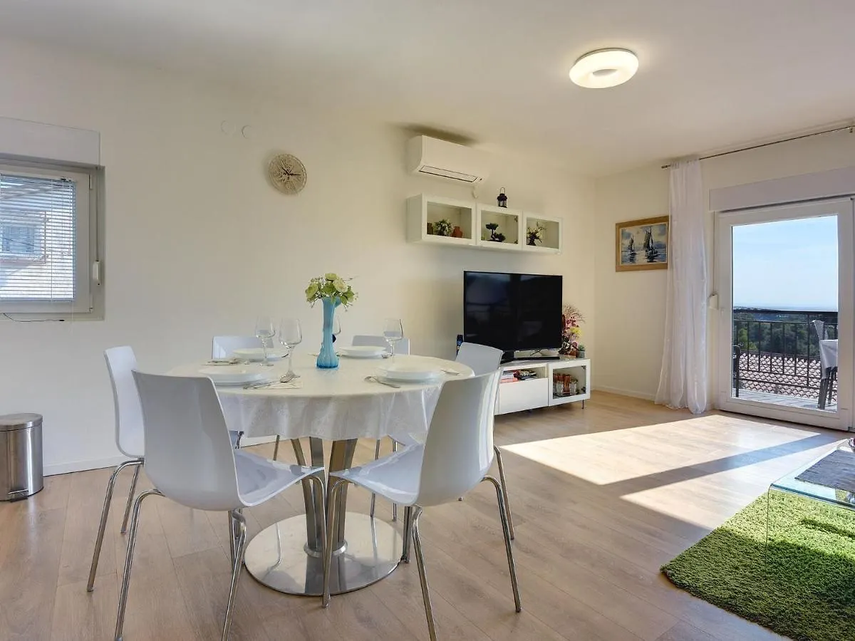 Apartment With Balcony And Sea View Pula